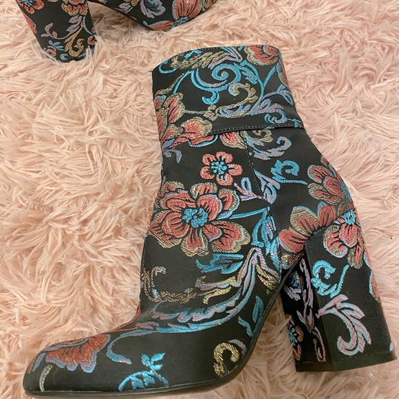 Embroidered boots - Picture 3 of 5